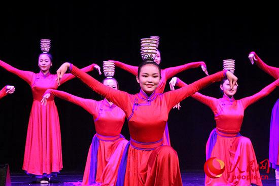 內(nèi)蒙古藝術(shù)學(xué)院舞蹈演員表演的群舞《祝福》拉開(kāi)了“草原之聲”演出的帷幕。